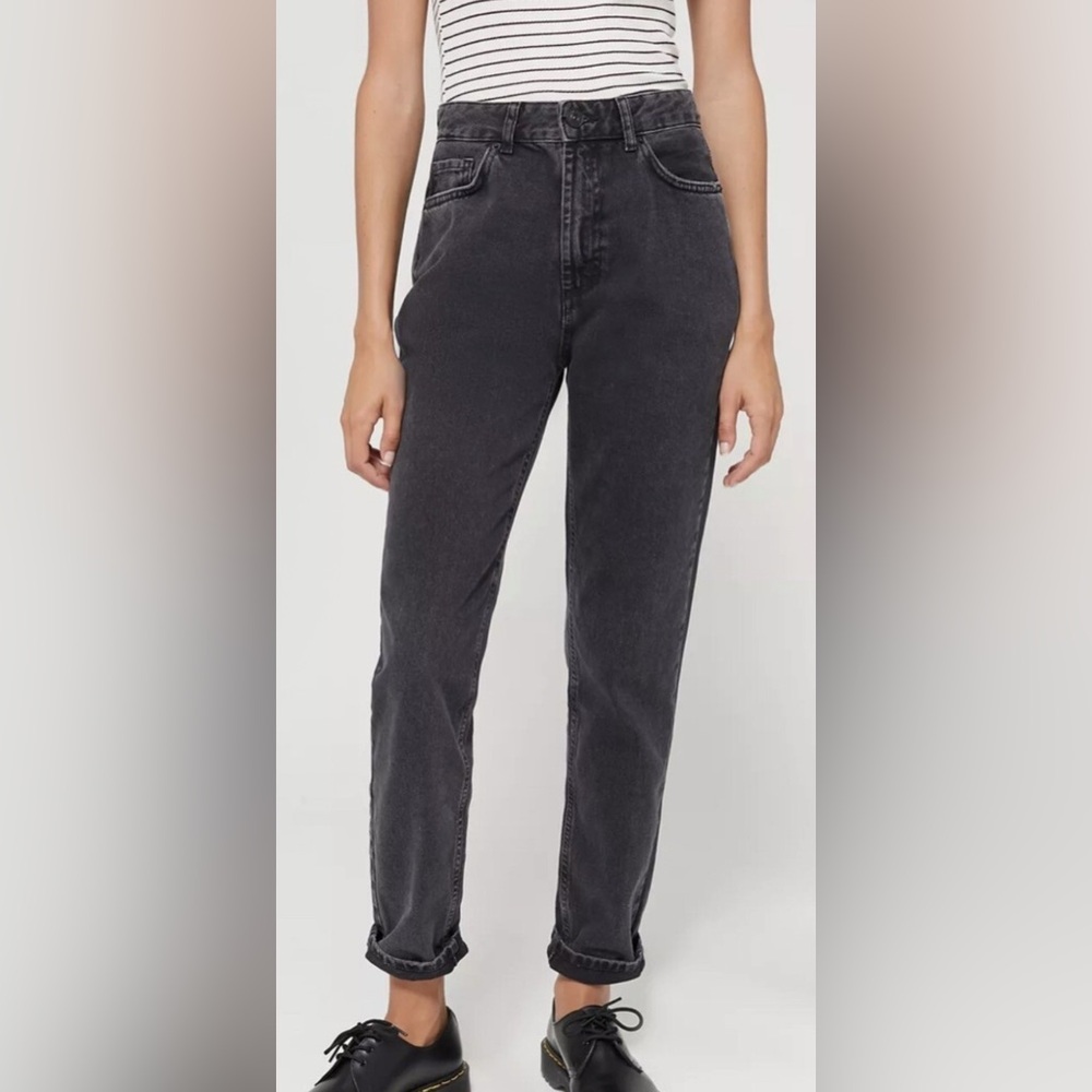 #897 BDG Black Mom High Tise straight raw hem  Jeans 26